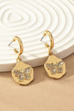 Aretes tipo huggie colgantes con mariposa y moneda de diamante