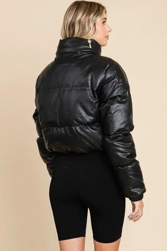 Chamarra Puffer Vinipiel con Cremallera Frontal y Botones Abombada by Yanet Collection