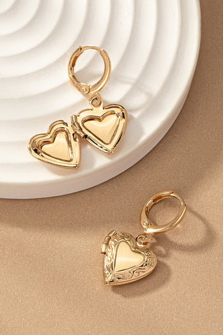 Aretes Huggie con Dije de Corazón Dorado