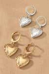 Aretes Huggie con Dije de Corazón Dorado