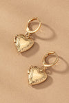 Aretes Huggie con Dije de Corazón Dorado