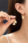 Aretes Huggie con Dije de Corazón Dorado