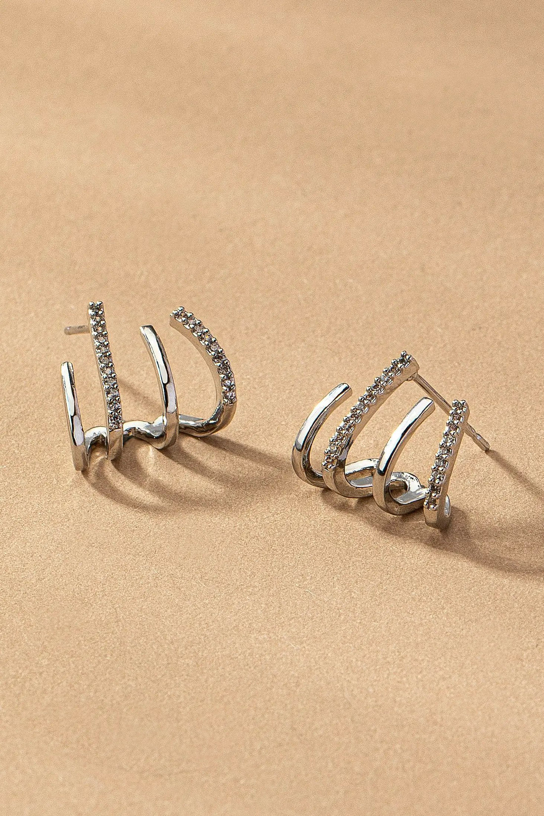 Elegantes Aretes de Aro de Latón con 4 Capas y Pavé de Diamantes de Imitación by Yanet Collective