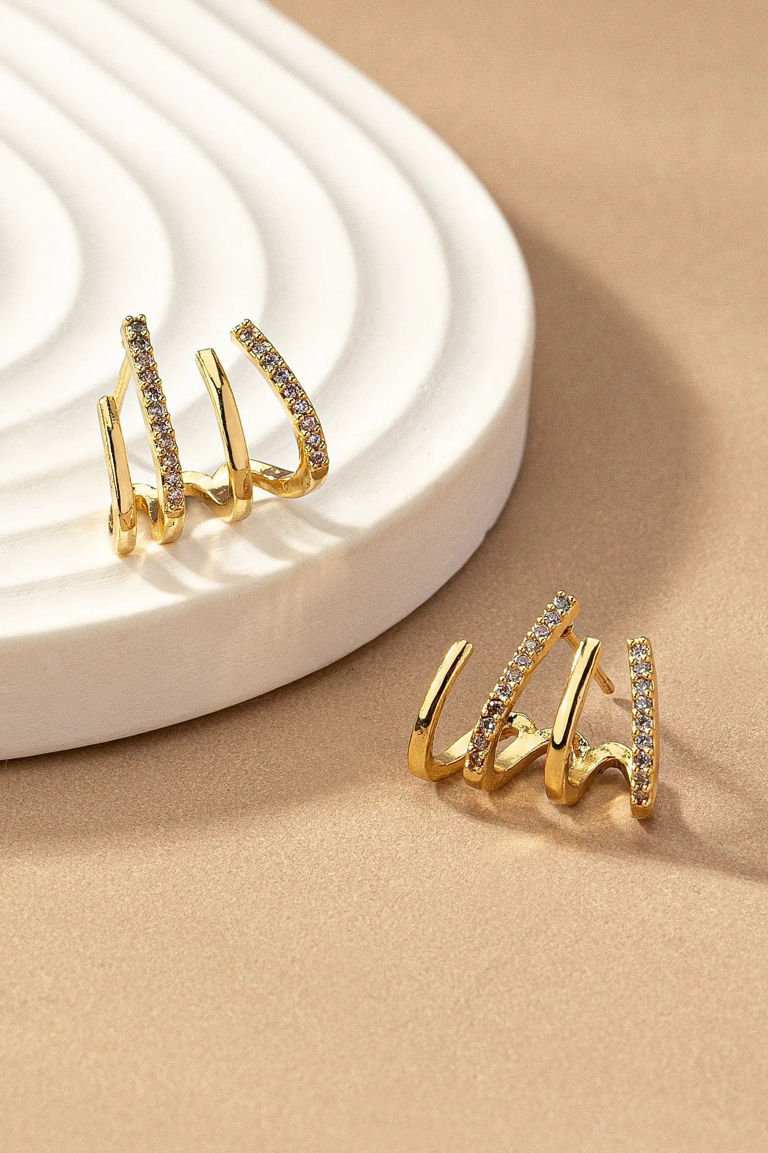 Elegantes Aretes de Aro de Latón con 4 Capas y Pavé de Diamantes de Imitación by Yanet Collective