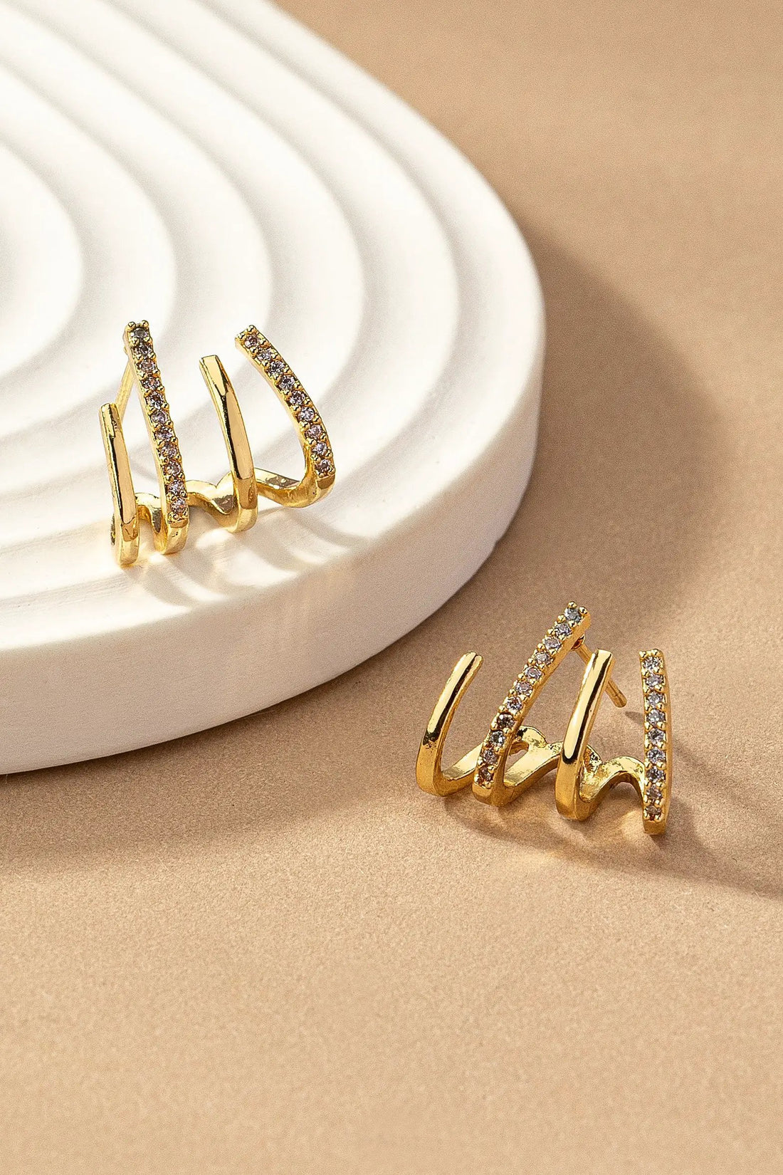 Elegantes Aretes de Aro de Latón con 4 Capas y Pavé de Diamantes de Imitación by Yanet Collective