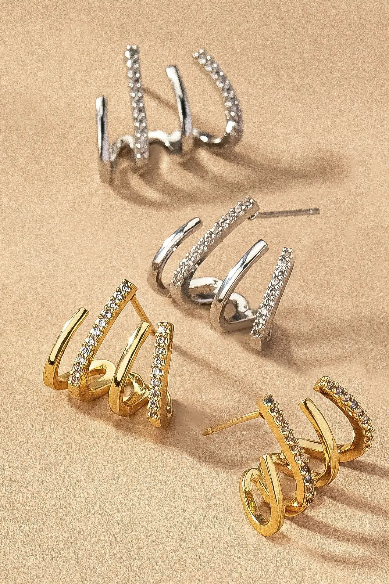 Elegantes Aretes de Aro de Latón con 4 Capas y Pavé de Diamantes de Imitación by Yanet Collective