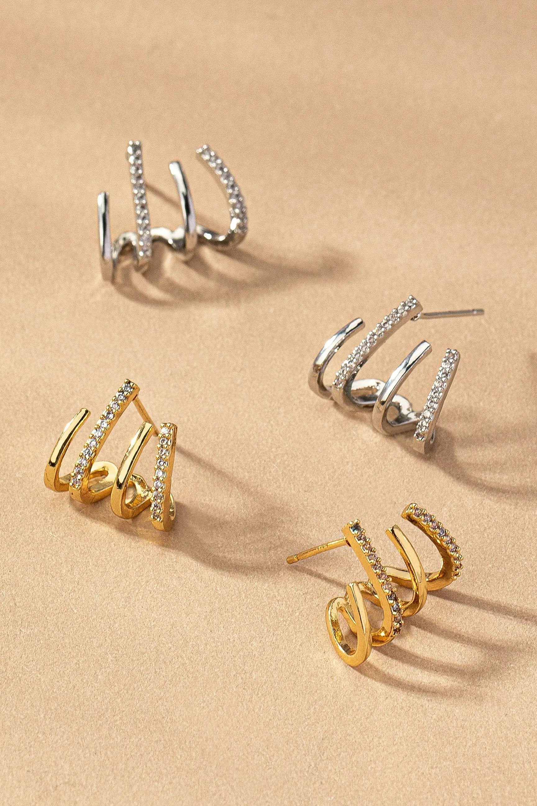 Elegantes Aretes de Aro de Latón con 4 Capas y Pavé de Diamantes de Imitación by Yanet Collective