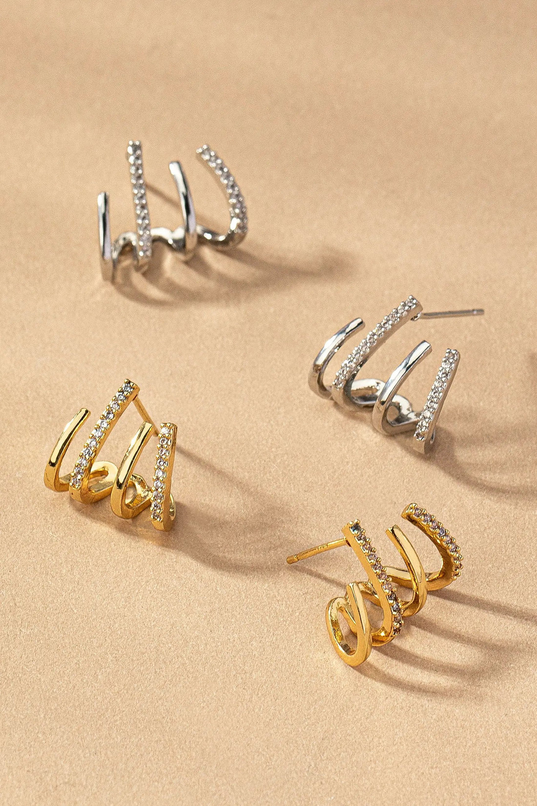 Elegantes Aretes de Aro de Latón con 4 Capas y Pavé de Diamantes de Imitación by Yanet Collective