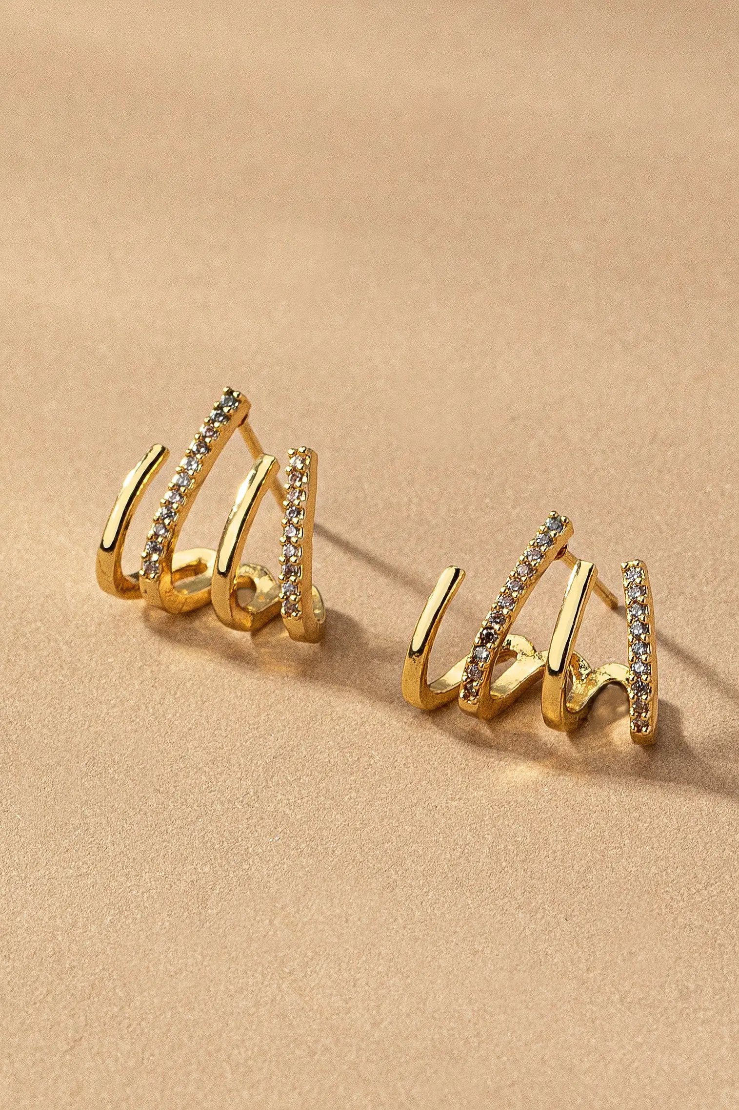 Elegantes Aretes de Aro de Latón con 4 Capas y Pavé de Diamantes de Imitación by Yanet Collective