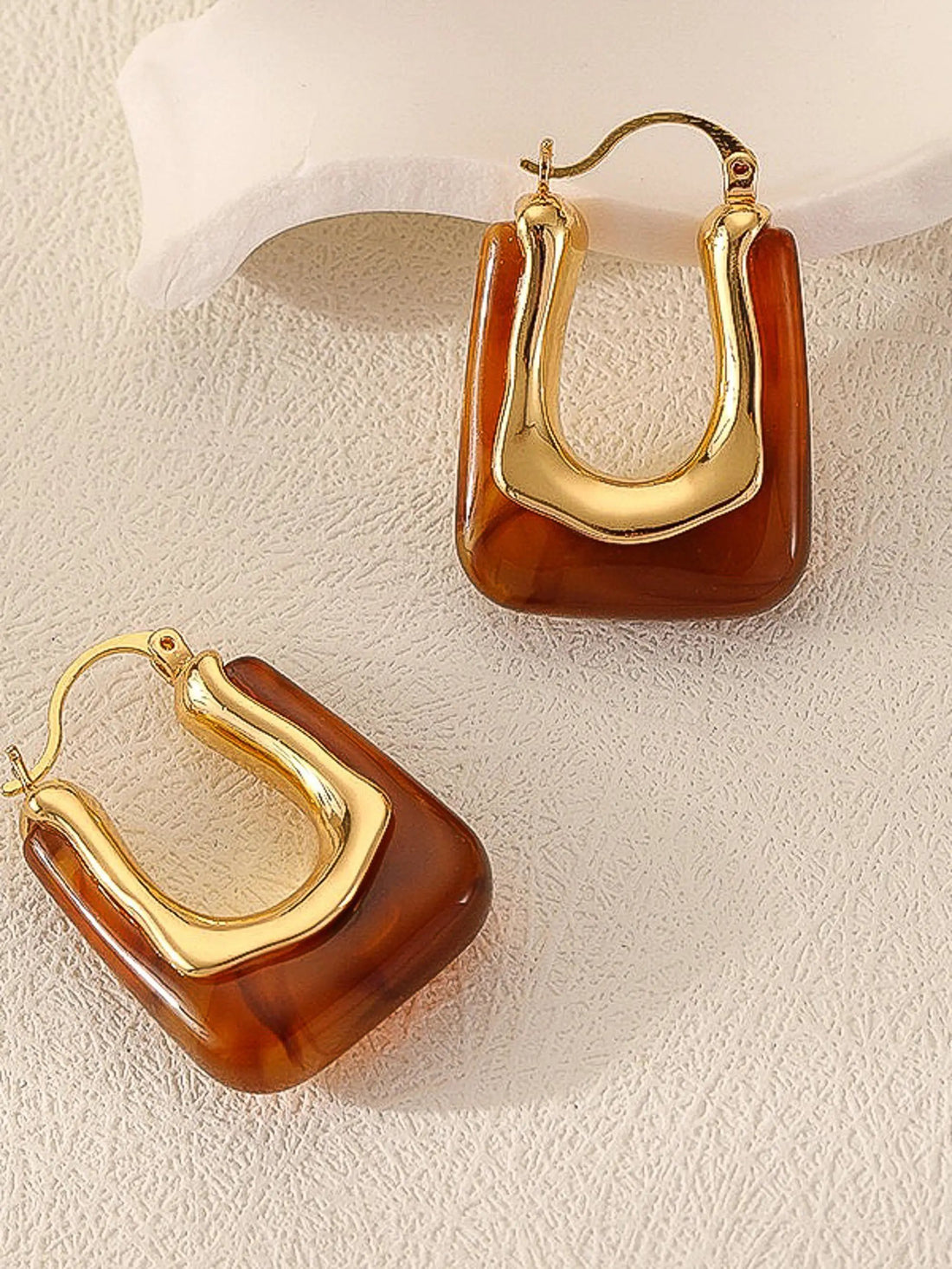 Arete En Forma De U Con Baño De Oro De 18K Acrílico Detalle Minimalista Colección Exclusiva by Yanet Collective
