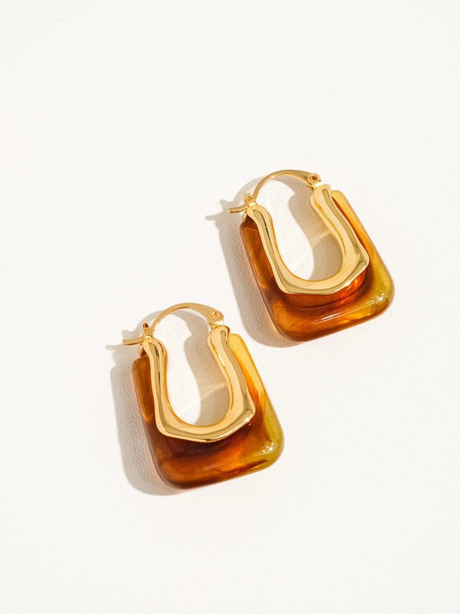 Arete En Forma De U Con Baño De Oro De 18K Acrílico Detalle Minimalista Colección Exclusiva by Yanet Collective