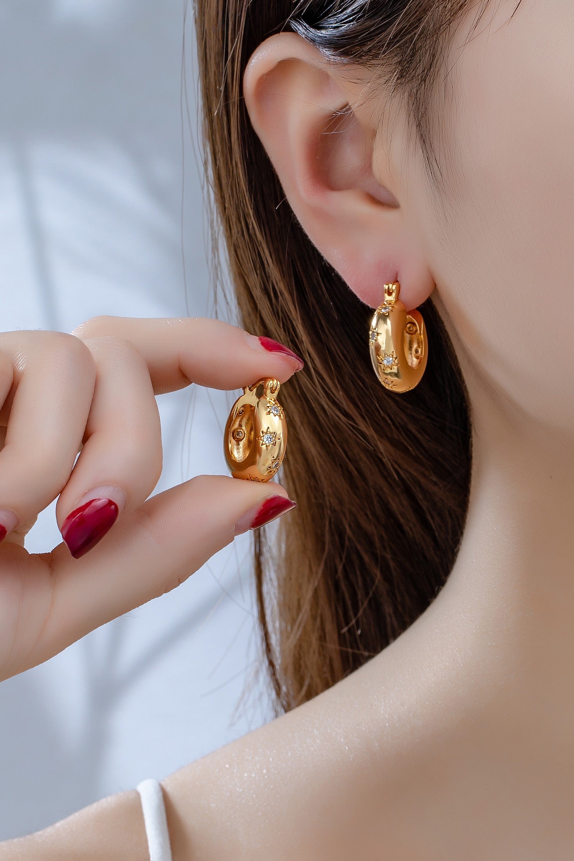 Pendientes de Aro Estrella Brillante - Joyería de Latón Resistente al Agua para Mujer