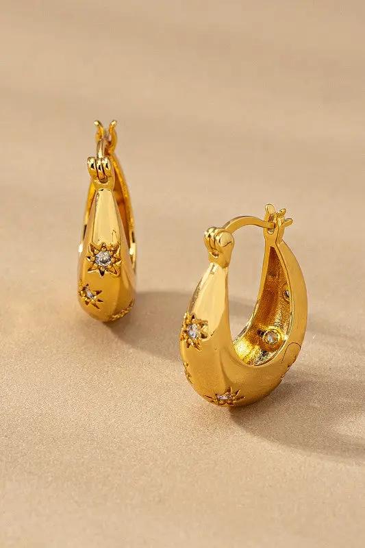 Arracadas de Aro de Latón "Estrellas Grabadas" - Bisutería Resistente al Agua y al Deslustre para Mujer by LA3accessories