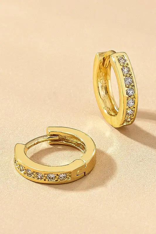 Trio de Aretes Huggie con Cristales, Resistentes al Agua by Yanet Collection