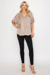 Blusa Holgada con Adorno de Pliegues Beige: Elegancia y Comodidad