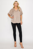 Blusa Holgada con Adorno de Pliegues Beige: Elegancia y Comodidad