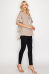 Blusa Holgada con Adorno de Pliegues Beige: Elegancia y Comodidad