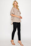 Blusa Holgada con Adorno de Pliegues Beige: Elegancia y Comodidad