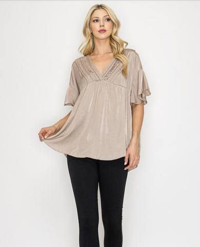 Blusa Holgada con Adorno de Pliegues Beige: Elegancia y Comodidad