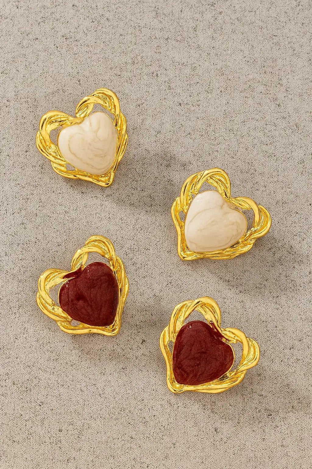 Aretes Stud Corazón Esmaltado con Borde Dorado Trenzado | Estilo Vintage | Marfil y Burdeos by LA3accessories