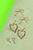Trío de pendientes con dije de corazón y lazo