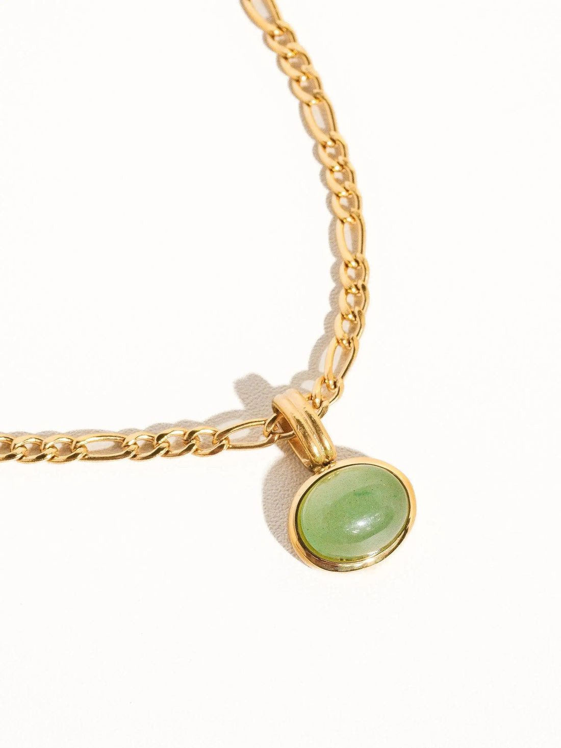 Elegante Collar con Colgante de Piedra Verde para Dama - Baño de Oro 18k by Flanerie