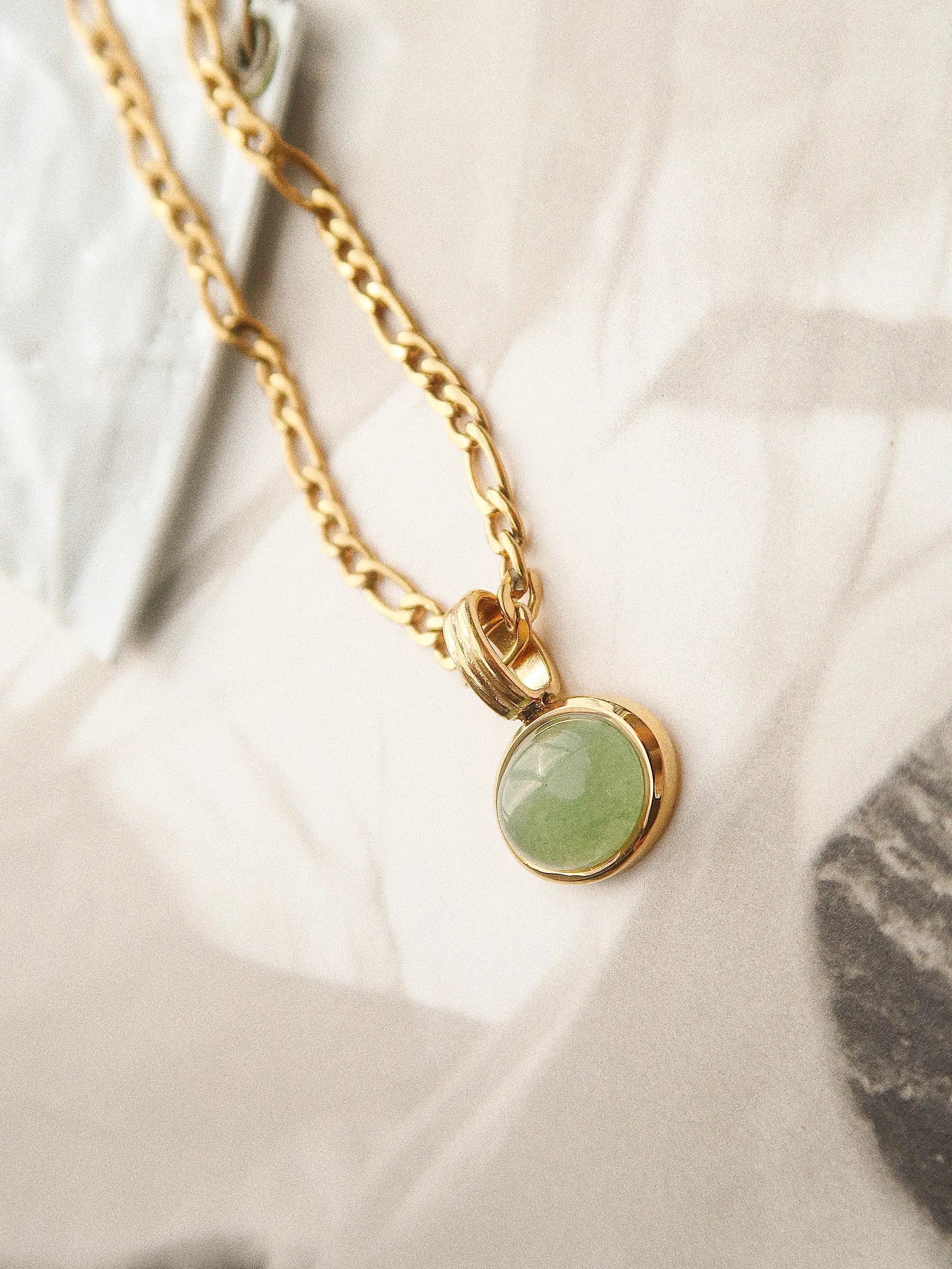 Elegante Collar con Colgante de Piedra Verde para Dama - Baño de Oro 18k by Flanerie