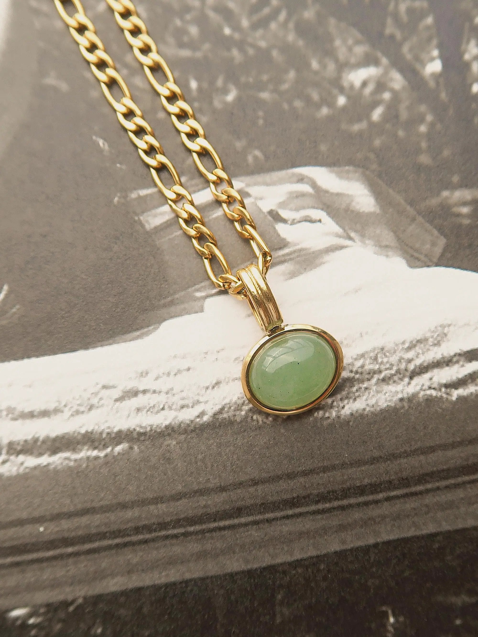 Elegante Collar con Colgante de Piedra Verde para Dama - Baño de Oro 18k by Flanerie