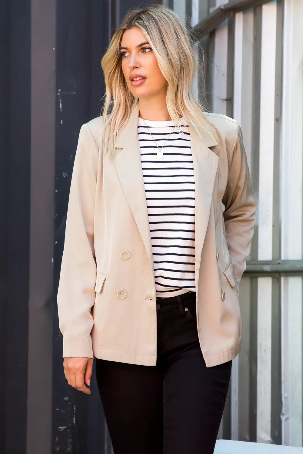 Blazer cruzado con doble botonadura para mujer beige by Yanet Collective