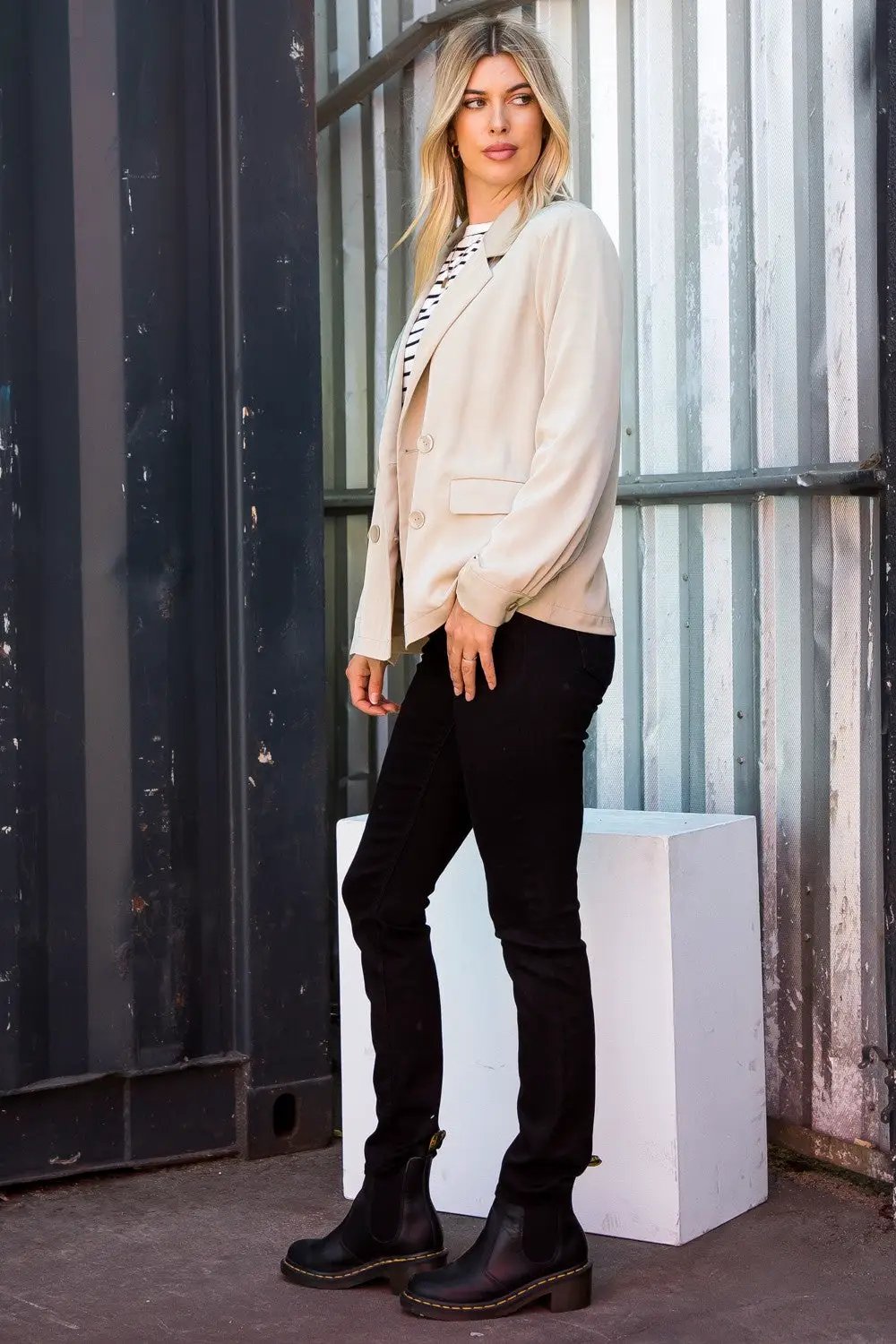 Blazer cruzado con doble botonadura para mujer beige by Yanet Collective