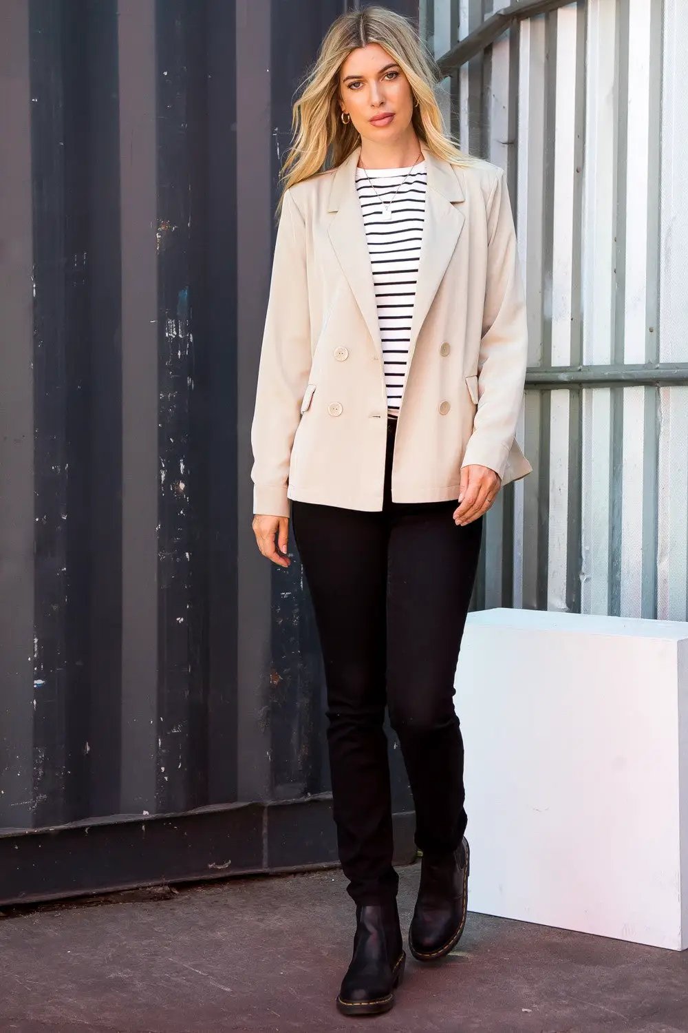 Blazer cruzado con doble botonadura para mujer beige by Yanet Collective