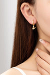 Aretes Huggie de Lujo con Corazón y Flecha - Baño en Oro