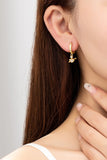 Aretes Huggie de Lujo con Corazón y Flecha - Baño en Oro