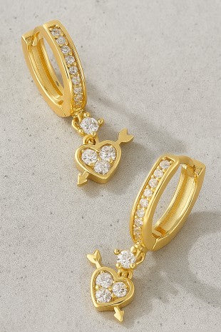 Aro Huggie de latón con diamantes de imitación pavé y forma de corazón y flecha