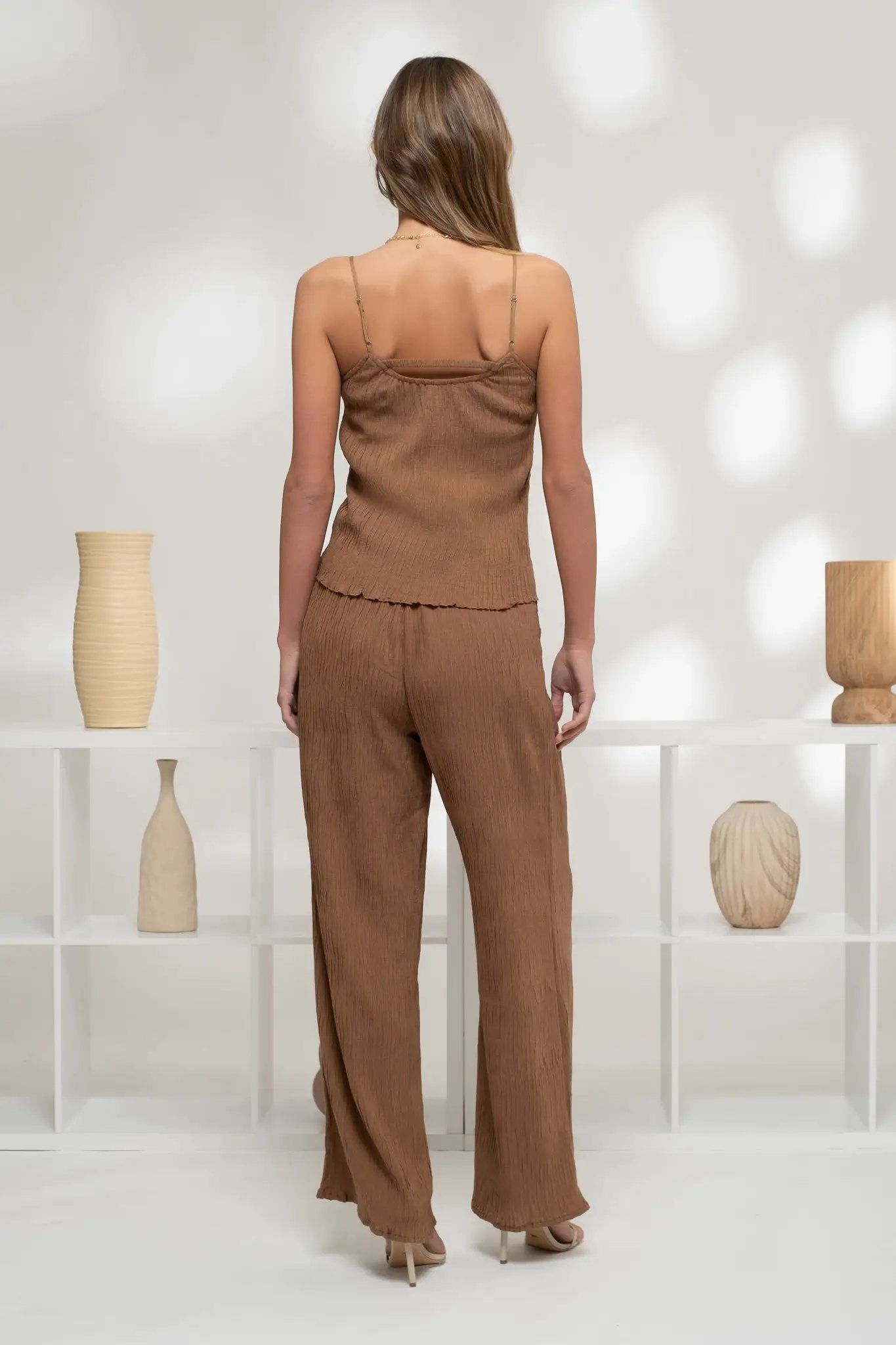 Yanet Collective Top Cafe Cami Plisado Café | Chic y Minimalista para Mujer - Blouses