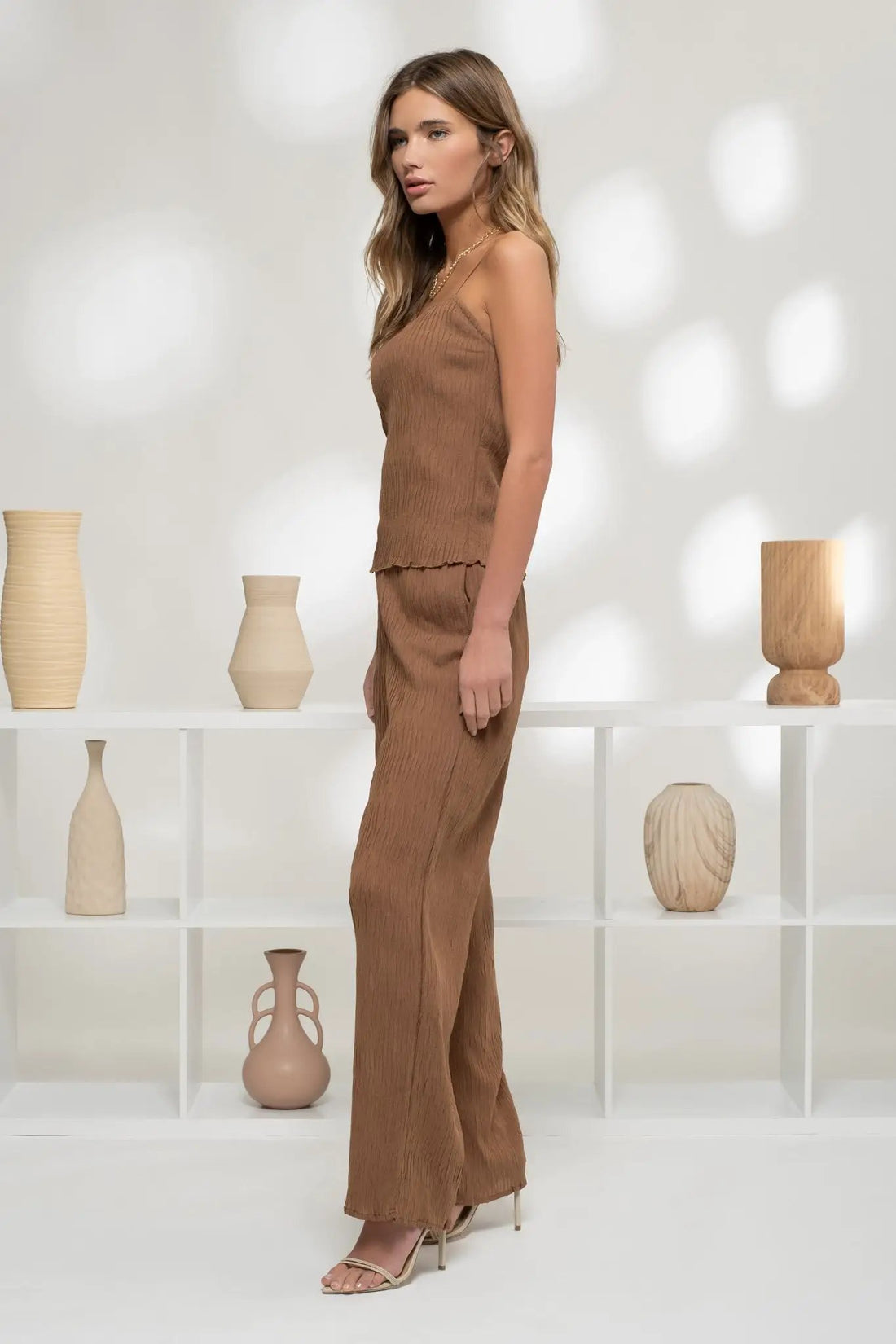 Yanet Collective Top Cafe Cami Plisado Café | Chic y Minimalista para Mujer - Blouses