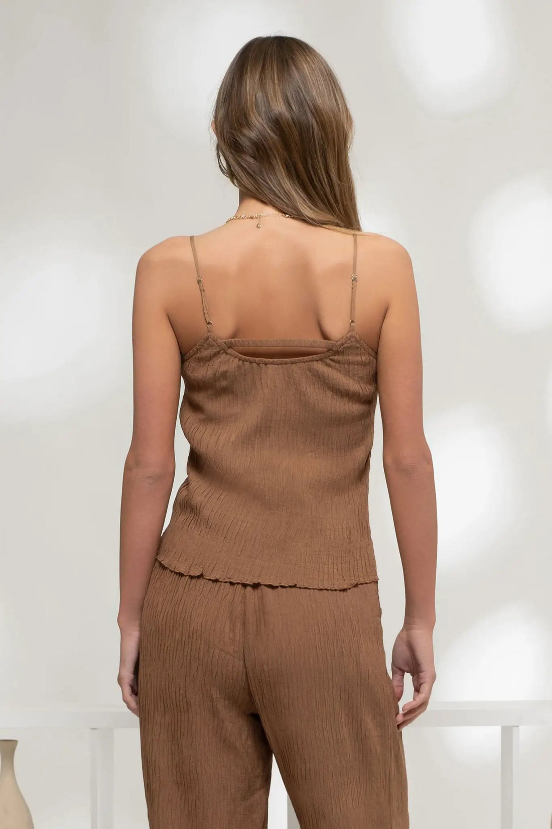 Yanet Collective Top Cafe Cami Plisado Café | Chic y Minimalista para Mujer - Blouses