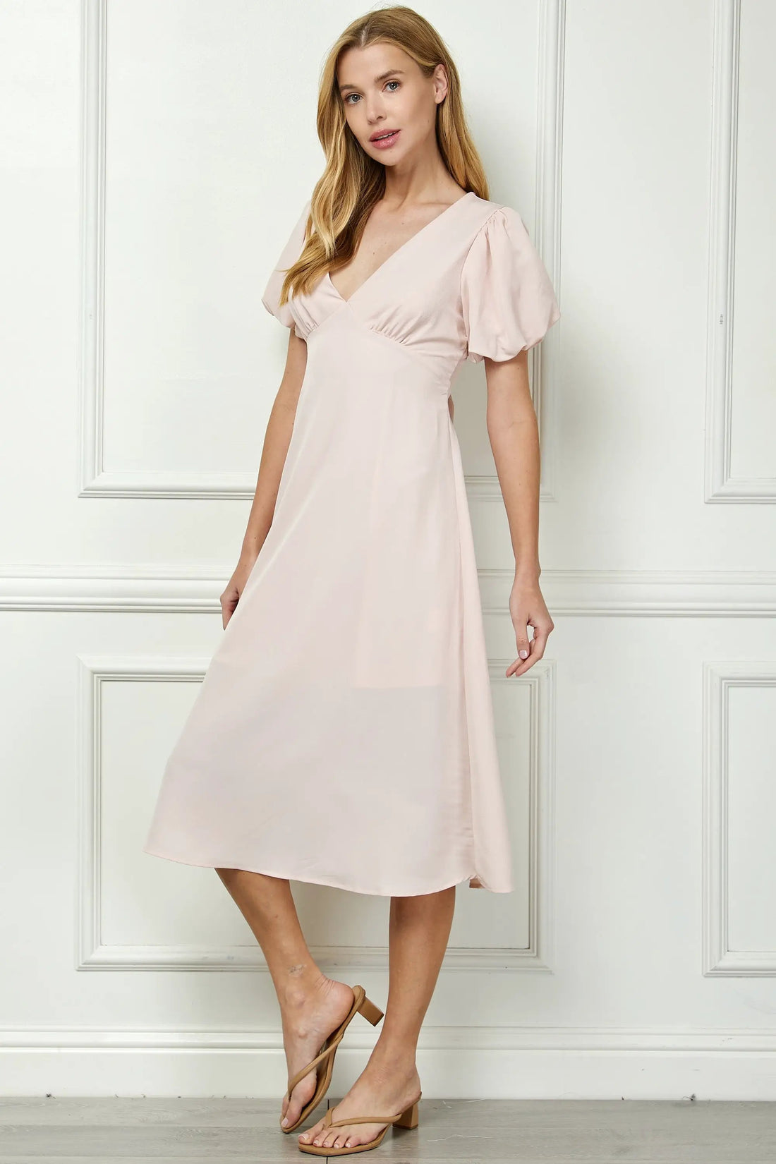 Vestido con Mangas Abullonadas y Escote en V con Lazos en la Espalda by Winslow Collection