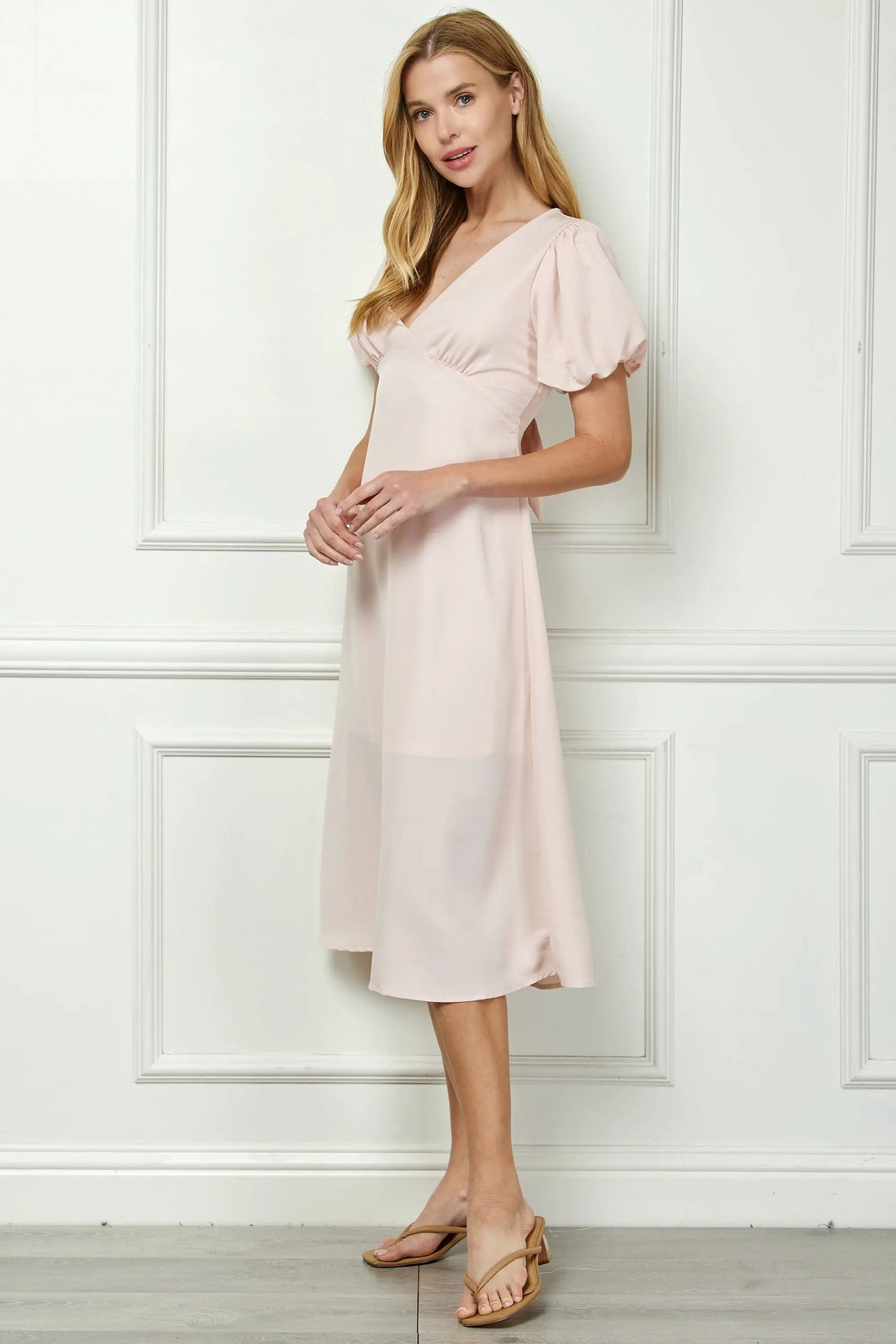 Vestido con Mangas Abullonadas y Escote en V con Lazos en la Espalda by Winslow Collection