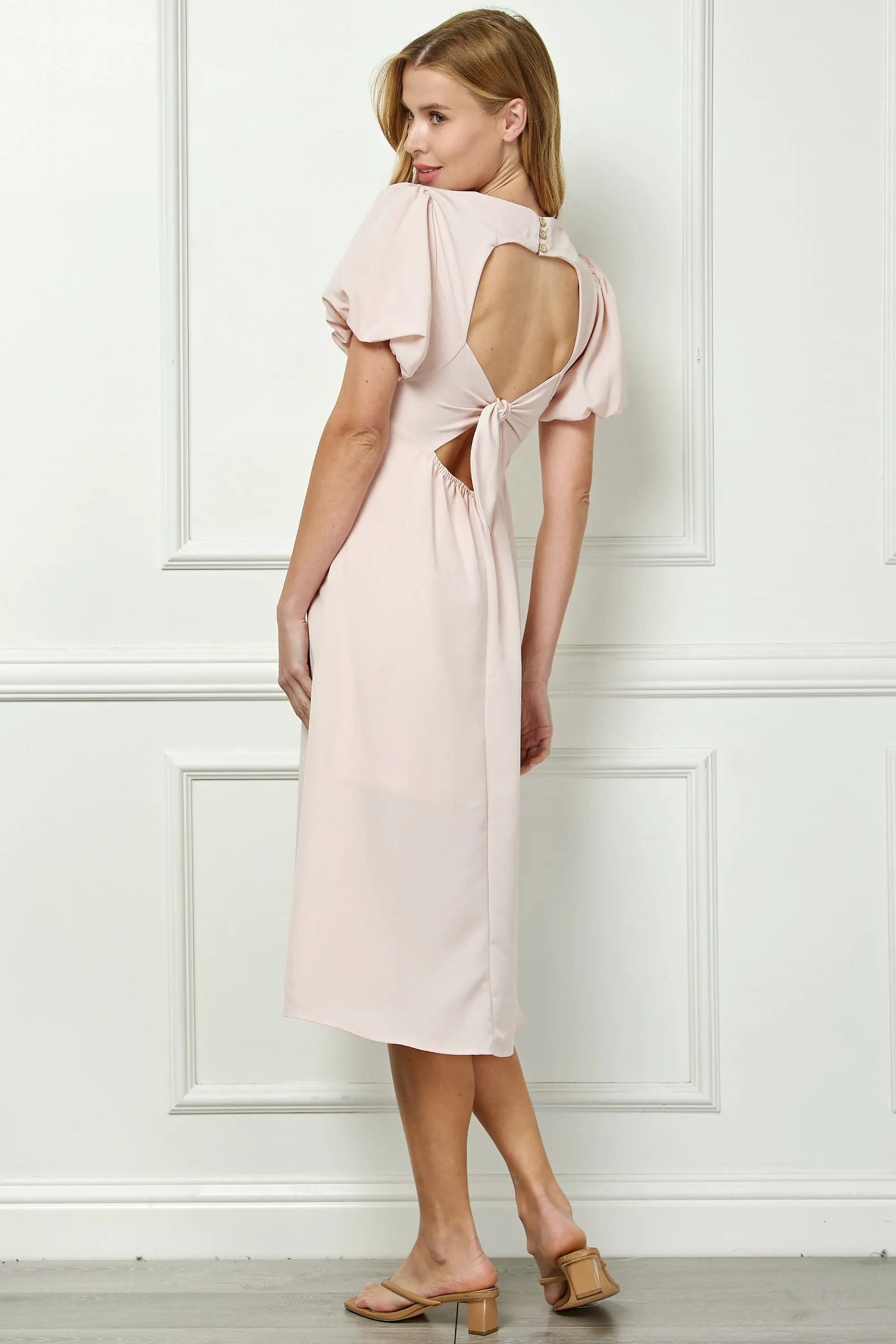 Vestido con Mangas Abullonadas y Escote en V con Lazos en la Espalda by Winslow Collection
