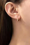 Aretes de Aro Huggie de Bronce con Pavé de Cristales – Estilo y Elegancia Perfectos