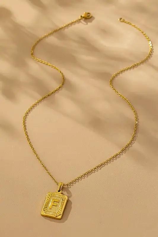 Collar con Inicial en Acero Inoxidable Chapado en Oro | No se Deslustra by LA3accessories