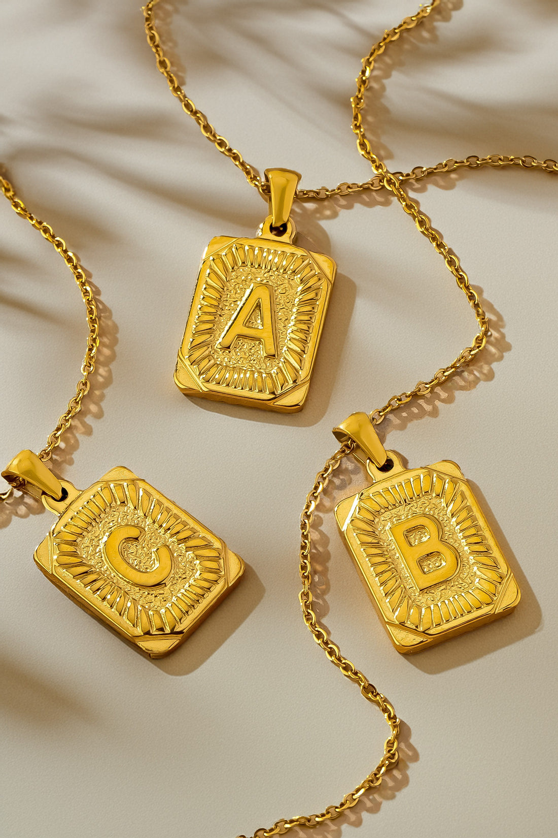 Collar con Inicial en Acero Inoxidable Chapado en Oro | No se Deslustra by LA3accessories