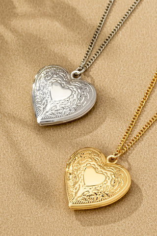 Collar con Colgante de Medallón en Forma de Corazón - Un Toque Romántico