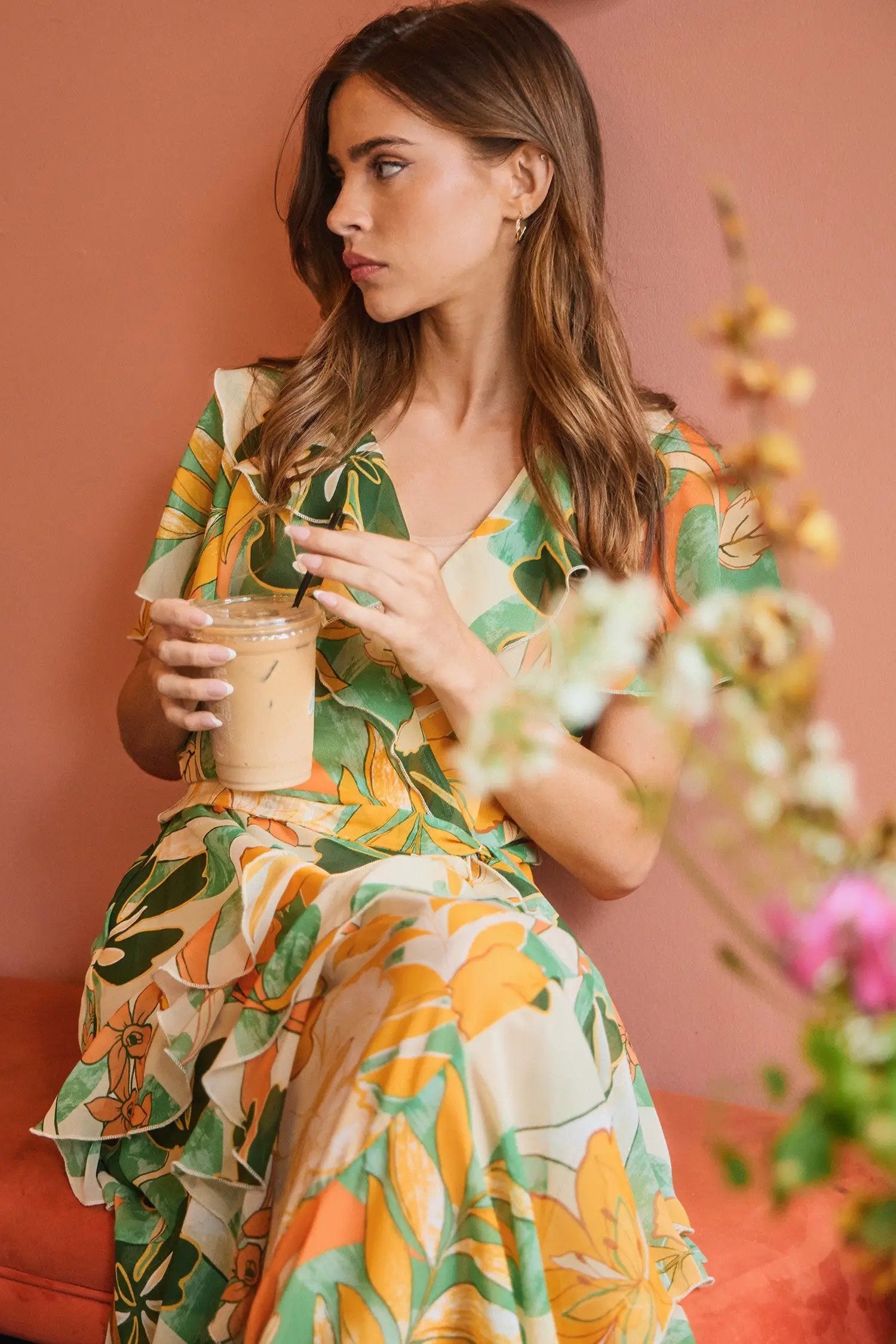 Vestido midi fluido de gasa con volantes y flores grandes by Yanet Collective