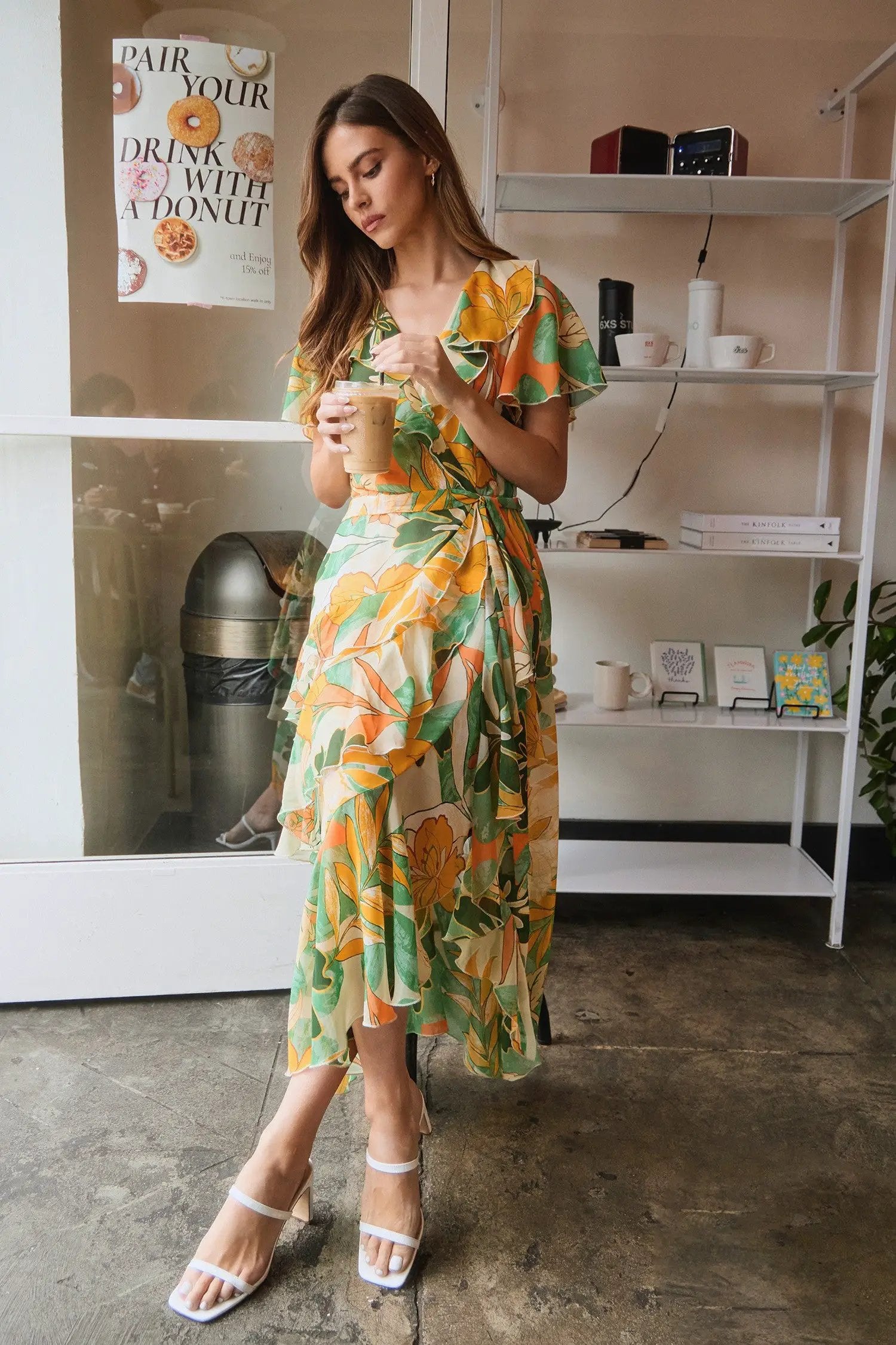 Vestido midi fluido de gasa con volantes y flores grandes by Yanet Collective