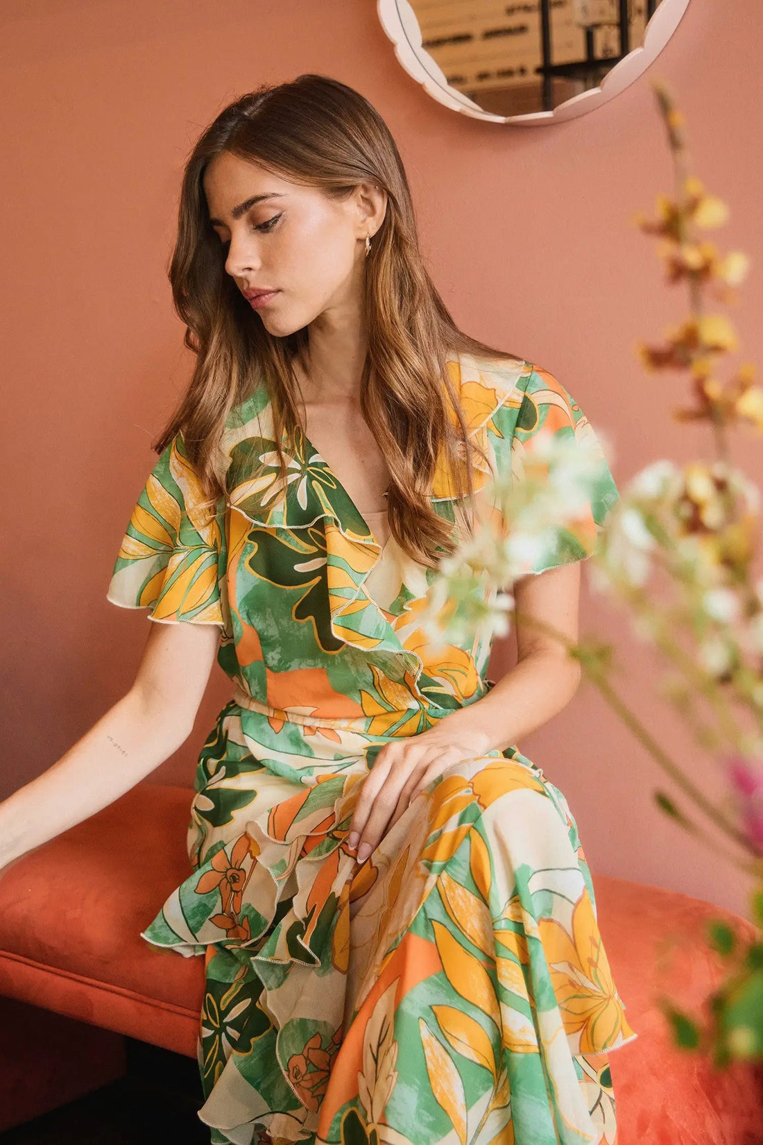 Vestido midi fluido de gasa con volantes y flores grandes by Yanet Collective