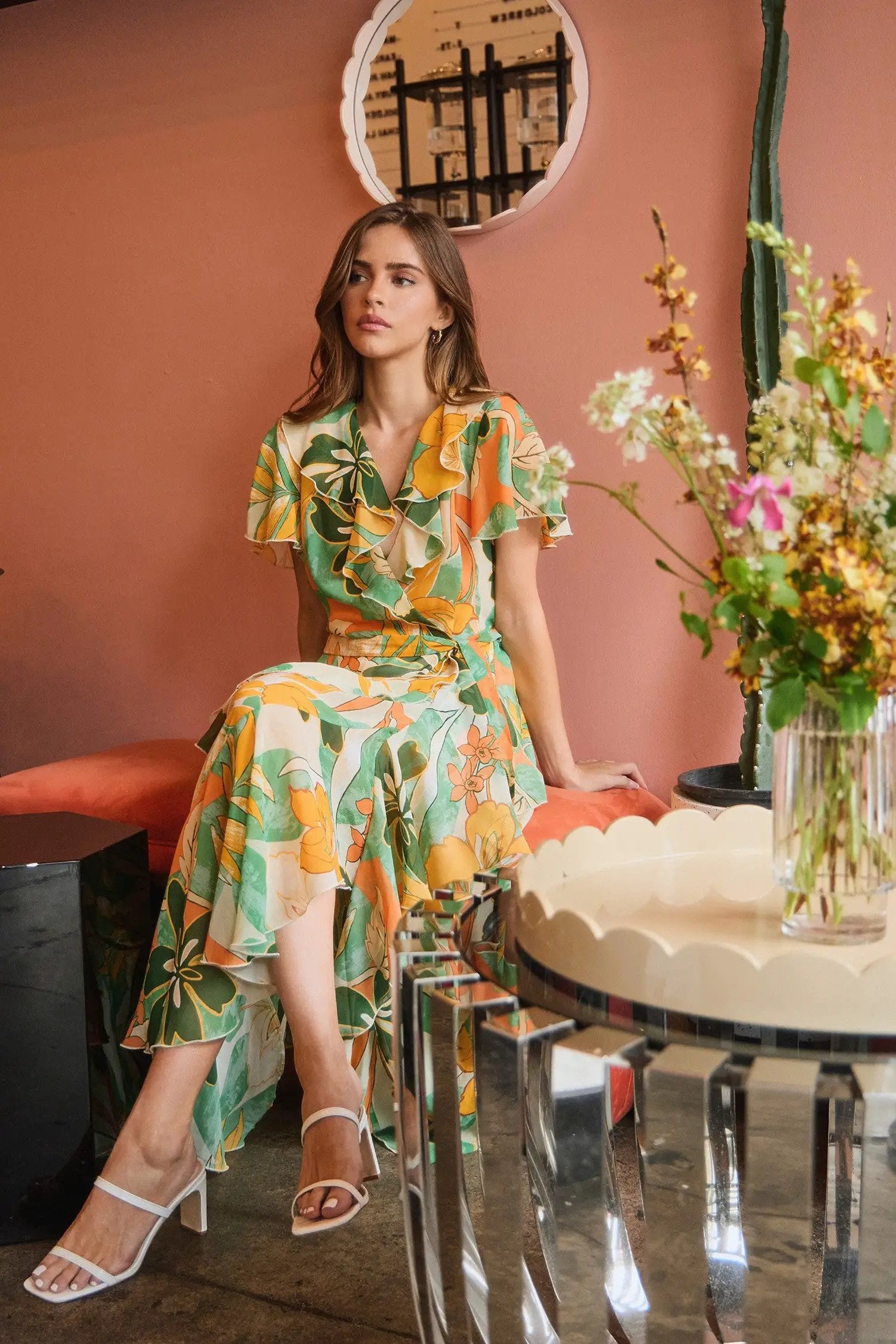 Vestido midi fluido de gasa con volantes y flores grandes by Yanet Collective