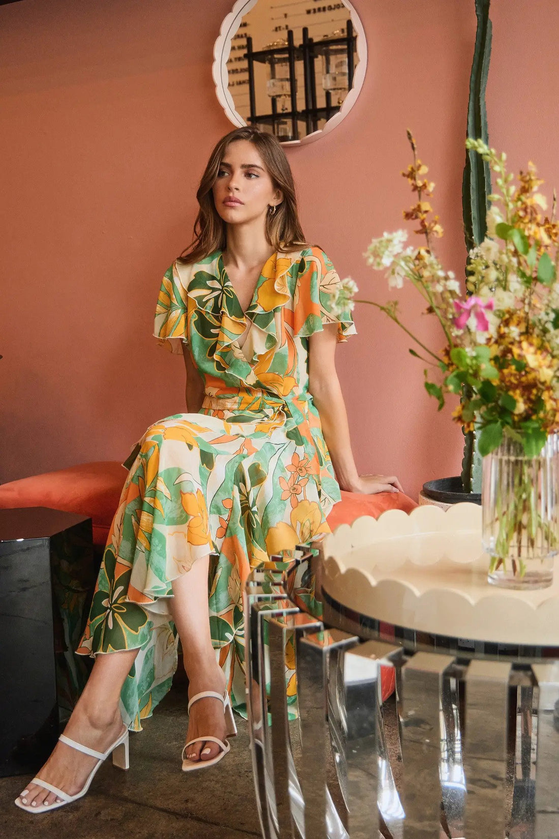 Vestido midi fluido de gasa con volantes y flores grandes by Yanet Collective