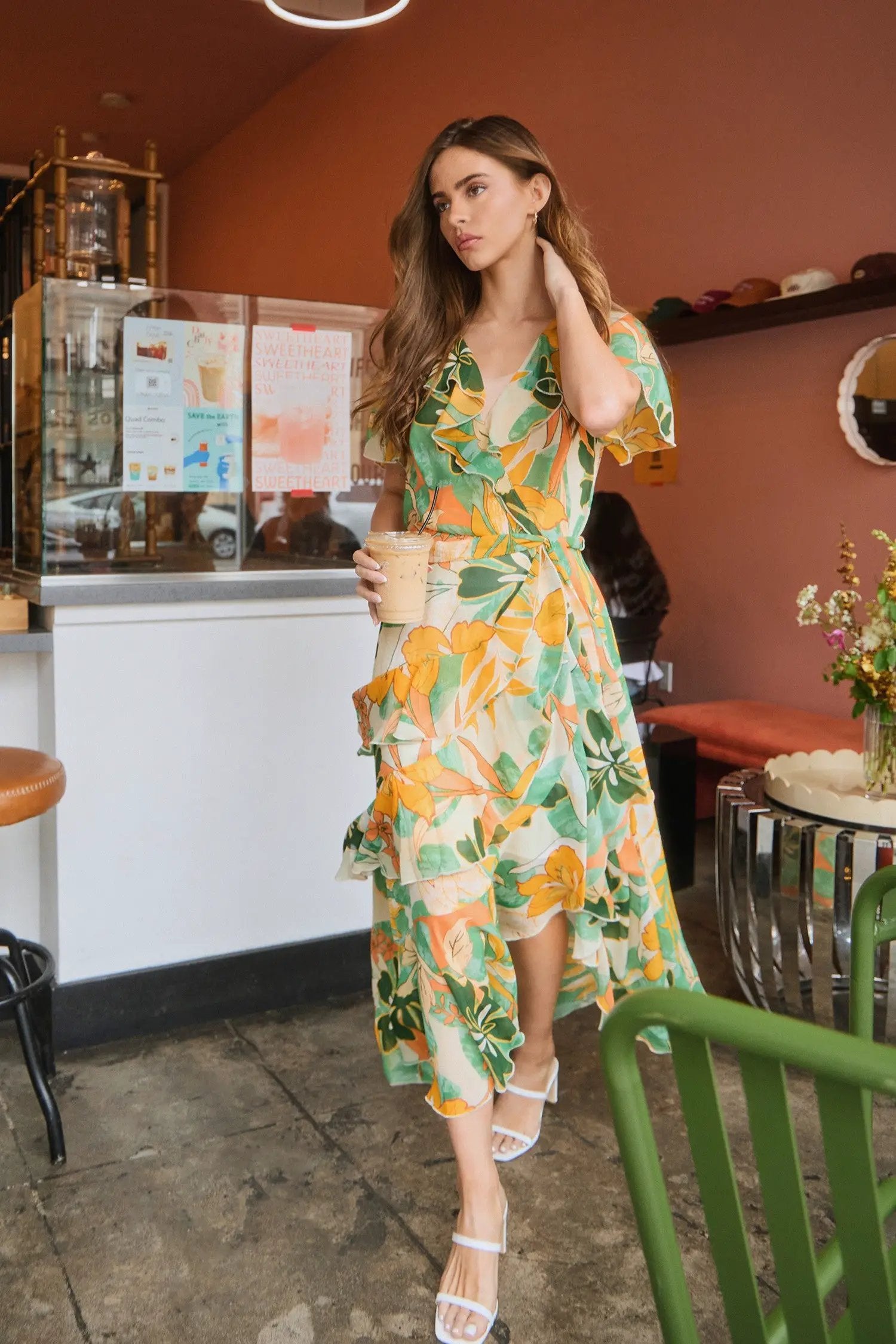 Vestido midi fluido de gasa con volantes y flores grandes by Yanet Collective